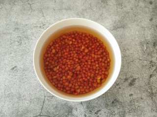 自制红豆沙,红豆用足量清水浸泡8小时以上。