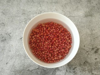 自制红豆沙,浸泡完后的红豆用清水冲洗3-4遍。