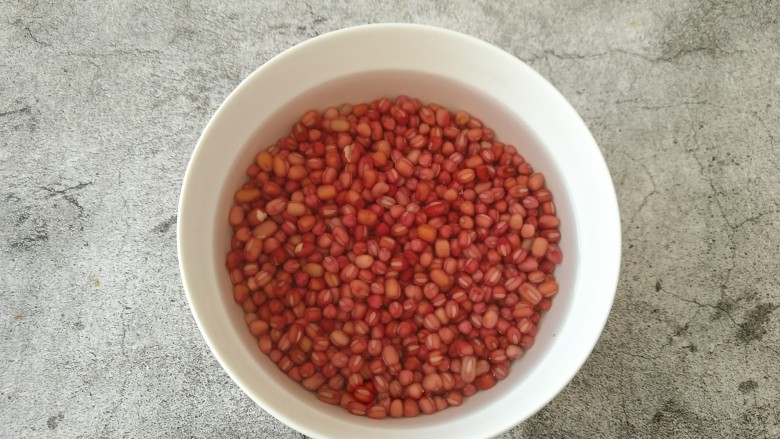 自制红豆沙,浸泡完后的红豆用清水冲洗3-4遍。