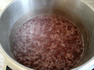 自制红豆沙,这时红豆基本已经被压的差不多了 锅内还有一些水份。