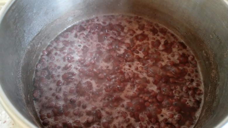 自制红豆沙,这时红豆基本已经被压的差不多了 锅内还有一些水份。