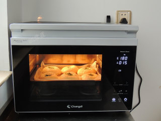 芝麻葱花面包,发酵好之后取出，同时200度预热烤箱。预热完成以后，将烤盘放入烤箱中，选择“上下烤”模式，设置温度180度，时间15分钟，烤制表面金黄就可以了。