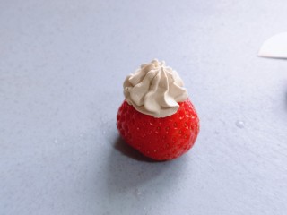 圣诞老人可可草莓杯子蛋糕,在草莓底部挤上奶油，再把切下来的尖做帽子。