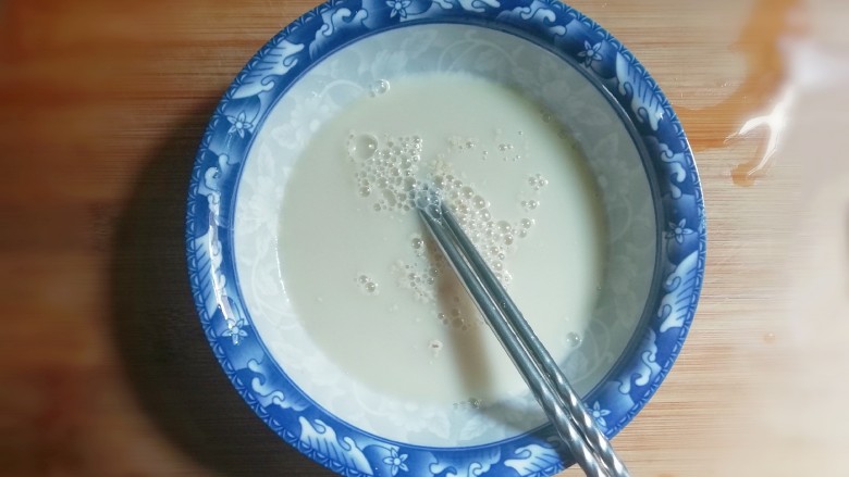 麻辣豆腐粉条香菇包,4g酵母粉用温水融化。