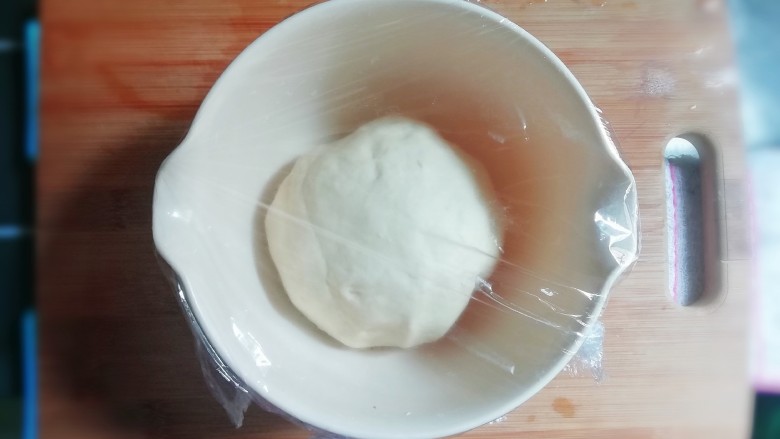 麻辣豆腐粉条香菇包,将用温水融化过的酵母粉液，倒入面粉中，边倒边用筷子搅拌成絮状，并揉成光滑的面团。盖上保鲜膜，放在温暖的地方，发酵至2.5倍大。