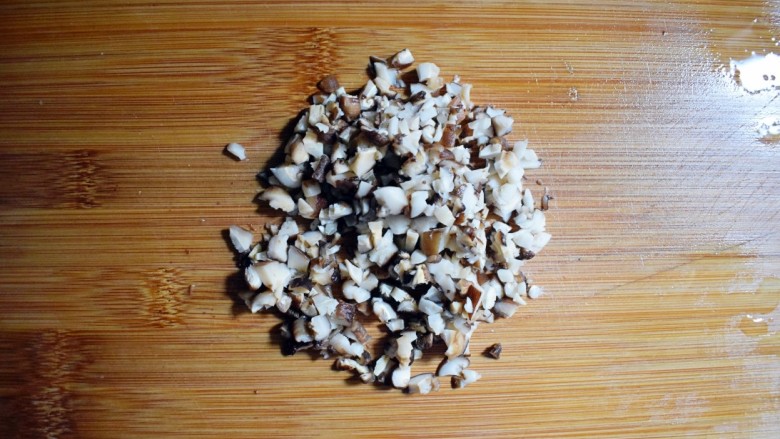 麻辣豆腐粉条香菇包,香菇切成丁。