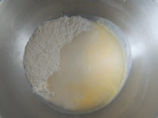 砂糖麻花面包,将所有干性材料混合搅拌均匀，然后加入所有的湿性材料。水不要一次性加入，预留10g，根据面团的状态决定是否添加。