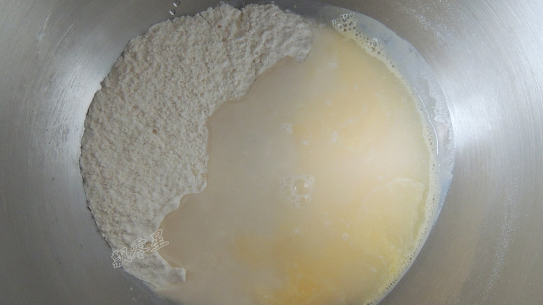 砂糖麻花面包,将所有干性材料混合搅拌均匀，然后加入所有的湿性材料。水不要一次性加入，预留10g，根据面团的状态决定是否添加。