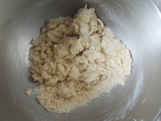 砂糖麻花面包,先用筷子将所有材料搅拌成絮状，启动机器后面粉就不会飞出来了。