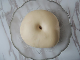 砂糖麻花面包,面团发酵至大约两倍大小，用手指蘸干面粉戳入面团中，拿出手指以后，面团不回缩也不塌陷就表示发酵完成了。