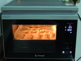 砂糖麻花面包,将烤盘放入蒸烤箱中，设置“发酵”模式，温度35度，时间1小时。