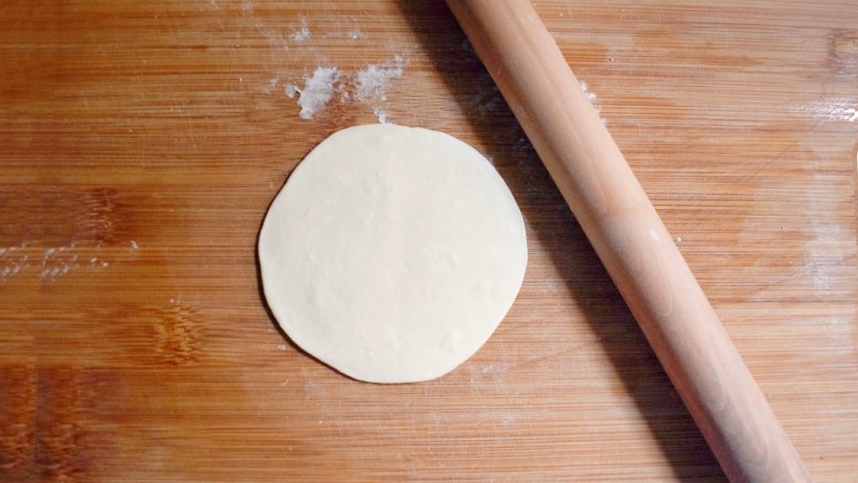 麻辣豆腐粉条香菇包,根据自己包包子大小的习惯，揪合适的面团，揉成球形，并用擀面杖擀圆。