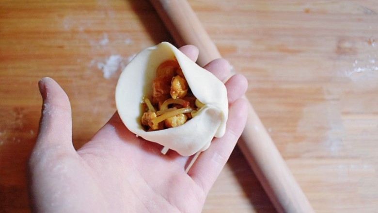 麻辣豆腐粉条香菇包,包入馅料，按自己喜欢的方式来包。
