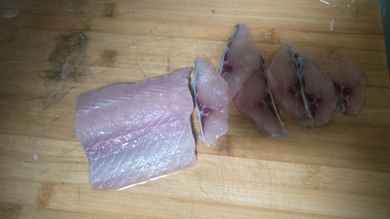 生菜鱼片粥,青鱼鱼肚肉切片。