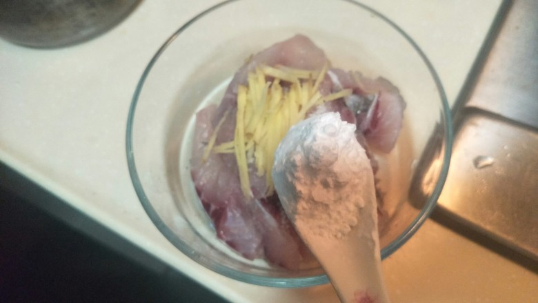生菜鱼片粥,加入一勺淀粉。