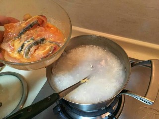 生菜鱼片粥,下入鱼片。两分钟鱼片放下去两分钟。拿勺子搅一搅。关火。