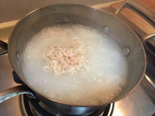 生菜鱼片粥,再加一小把虾皮(吊鲜)。没有就多加一勺盐。
