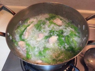 生菜鱼片粥,用勺子锅里翻一番。