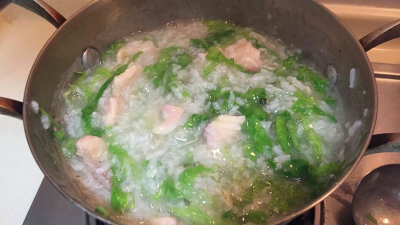 生菜鱼片粥,用勺子锅里翻一番。