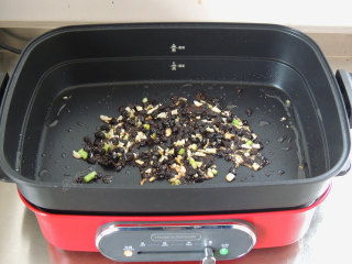 豆豉土豆蒸排骨,然后放入葱末、姜末、蒜末，小火煸炒出香味，盛入碗中备用。