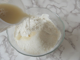 卡通小猪馒头,面粉、细砂糖放入碗中，酵母粉用温水化开，倒入面粉中。
