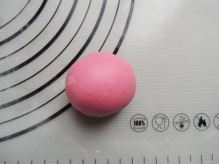 卡通小猪馒头,剩下的面团加入烘焙用的粉色可食用色素，揉成粉色的面团。