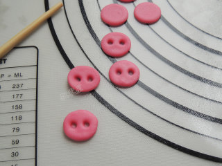 卡通小猪馒头,用筷子在圆形面片上扎出两个小孔，当做猪鼻孔。一共需要十个圆片。