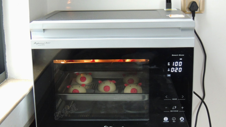 卡通小猪馒头,发酵完成之后，直接将烤箱设置成“纯蒸”模式，设定温度100度，时间20分钟。