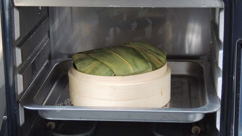 糯米排骨饭,然后将蒸笼放在蒸盘上，蒸盘放入蒸烤箱里面。