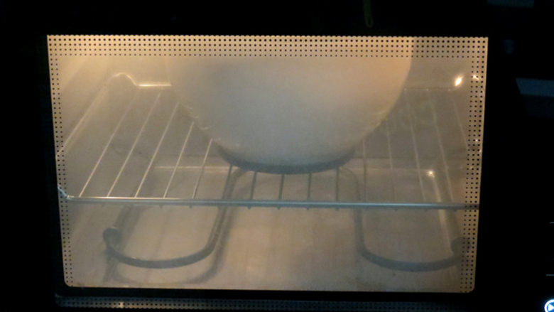 无蛋无油健康版面包【红糖麦香欧包】,使用蒸烤箱的亲们可以不用放水增加湿度，烤箱会自动调节湿度，非常省事