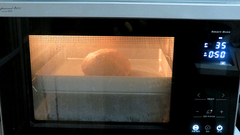 无蛋无油健康版面包【红糖麦香欧包】,放入烤箱进行二次发35°50分钟左右，还是不需要放热水增湿度(偷笑)