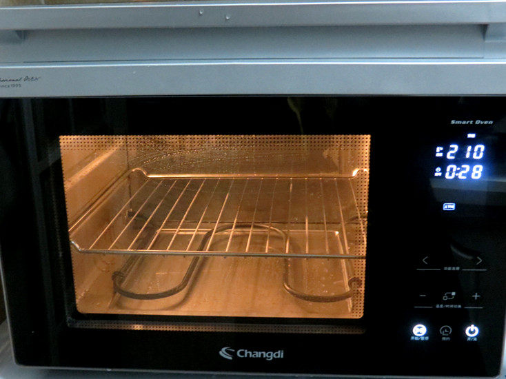 无蛋无油健康版面包【红糖麦香欧包】,烤箱选择上下烤模式，210度，28分钟，先预热10分钟