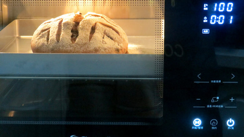 无蛋无油健康版面包【红糖麦香欧包】,面包放入中层，这时转纯蒸模式1-2分钟，看有蒸汽喷出