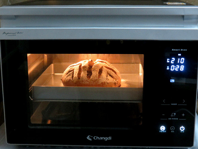 无蛋无油健康版面包【红糖麦香欧包】,转回上下烤模式，210度烘烤28分钟左右(看自家烤箱习性调整进行时间)