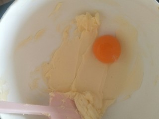 法式🍓杏仁草莓塔🍓,把蛋黄。丢入软化好的黄油中。