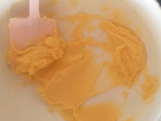 法式🍓杏仁草莓塔🍓,筛入黄油中。