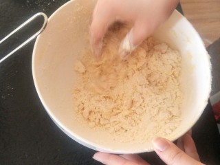 法式🍓杏仁草莓塔🍓,洗干净手，用手的温度把面粉和黄油，捏成团。