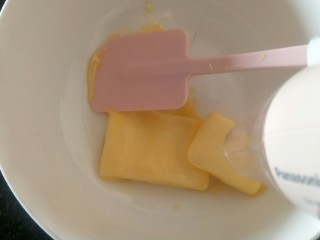 法式🍓杏仁草莓塔🍓,【第二层】软化60克黄油。这里的黄油不用太在意软化程度，用吹风机吹几下办几下就行。大部分呈牙膏状就可以。