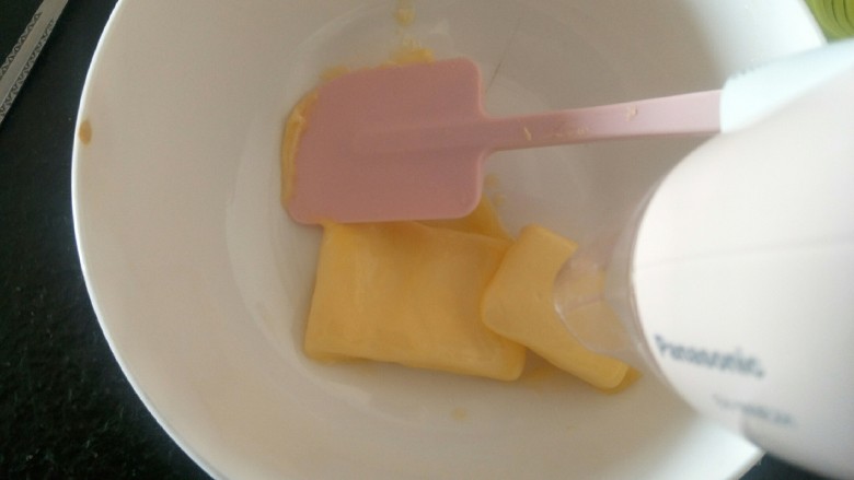 法式🍓杏仁草莓塔🍓,【第二层】软化60克黄油。这里的黄油不用太在意软化程度，用吹风机吹几下办几下就行。大部分呈牙膏状就可以。