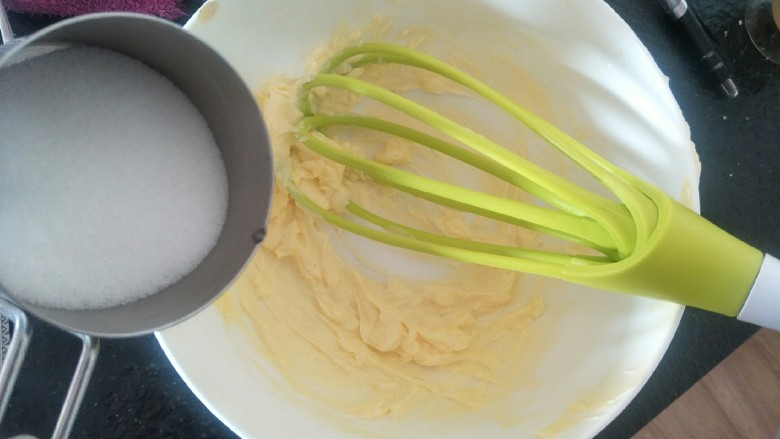 法式🍓杏仁草莓塔🍓,用打蛋器吧软化的黄油稍微打开，加入50克细砂糖。