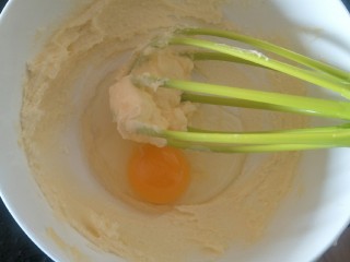 法式🍓杏仁草莓塔🍓,打入一个鸡蛋。这里的鸡蛋要用常温鸡蛋哦。