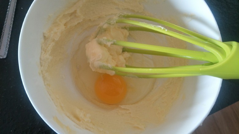 法式🍓杏仁草莓塔🍓,打入一个鸡蛋。这里的鸡蛋要用常温鸡蛋哦。