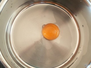 法式🍓杏仁草莓塔🍓,【第三层】加入一个蛋黄。