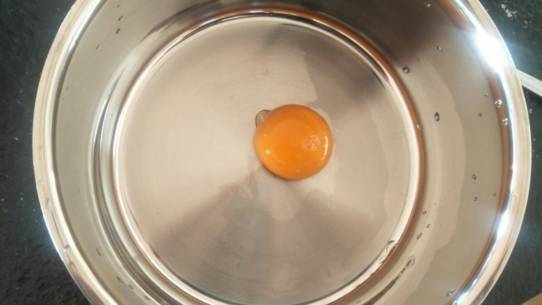 法式🍓杏仁草莓塔🍓,【第三层】加入一个蛋黄。