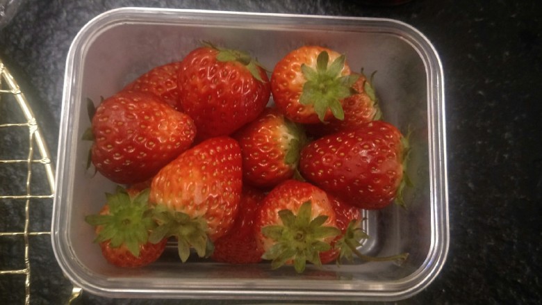 法式🍓杏仁草莓塔🍓,【第四层】拿出颜值优秀的草莓。