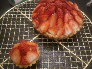 法式🍓杏仁草莓塔🍓,把草莓从中心慢慢叠起来。盖满就可以了。