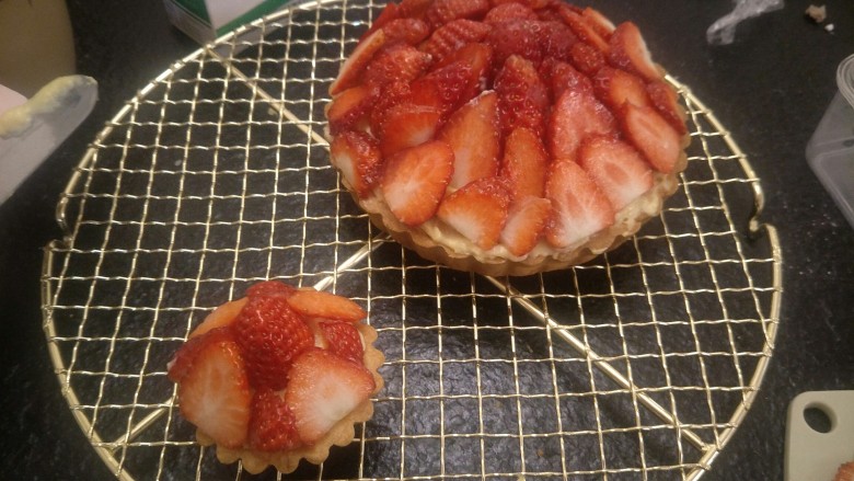 法式🍓杏仁草莓塔🍓,把草莓从中心慢慢叠起来。盖满就可以了。