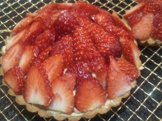 法式🍓杏仁草莓塔🍓,就可以开吃啦。拍上一张照。