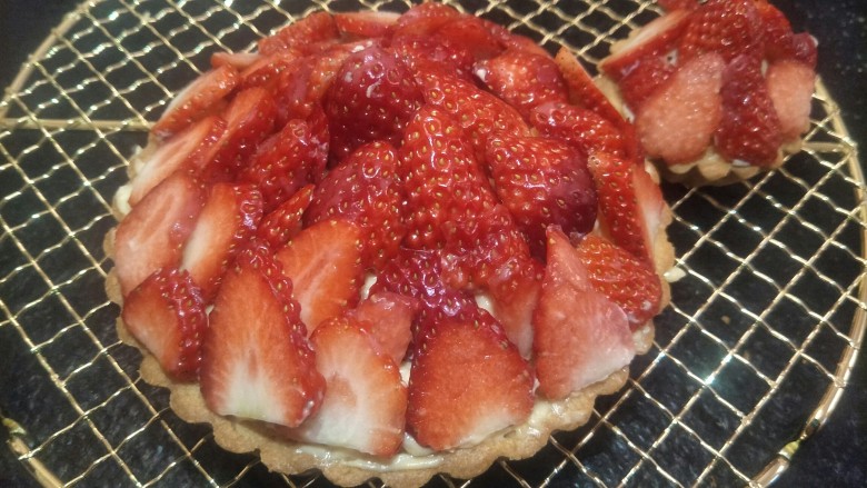 法式🍓杏仁草莓塔🍓,就可以开吃啦。拍上一张照。