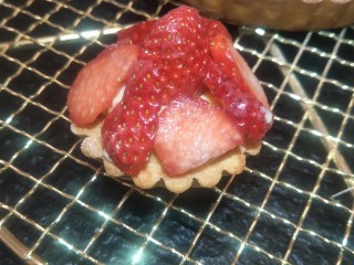 法式🍓杏仁草莓塔🍓,小蛋挞模也给你看看。是不是十分可爱？